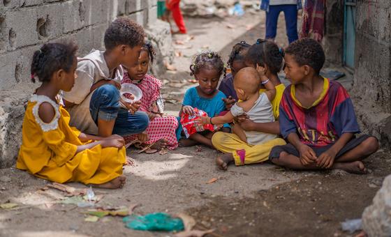 فتيات يلعبن في أحد أحياء عدن، اليمن